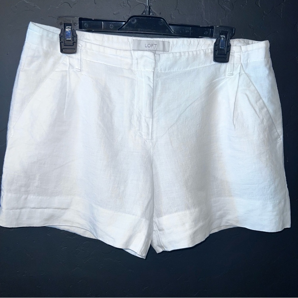 Ann Taylor Loft women shorts Color: white Size:6.                   100% Cotton